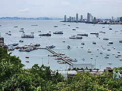 เมืองพัทยาเป็นแหล่งท่องเที่ยวสำหรับชาวไทยและต่างชาติที่นิยมกันมากเพราะอยู่ไม่ไกลจากกรุงเทพฯมากนักเดินทางสะดวกเป็นสวรรค์ของต่างชาติ  อ่าวพัทยาภาพมุมสูงจากจุดชมวิวที่สวยที่สุดในเมืองพัทยา แท็กซี่กรุงเทพฯไปพัทยา แท็กซี่พัทยาไปกรุงเทพฯ แท็กซี่พัทยาไปเกาะช้าง แท็กซี่พัทยาไปโคราช แท็กซี่พัทยาไปหัวหิน แท็กซี่พัทยาไประยอง แท็กซี่พัทยาไปขอนแก่น แท็กซี่พัทยาไปอรัญประเทศ แท็กซี่พัทยาไปปอยเปต แท็กซี่พัทยาไปนครสวรรค์ แท็กซี่พัทยาไปชัยภูมิ